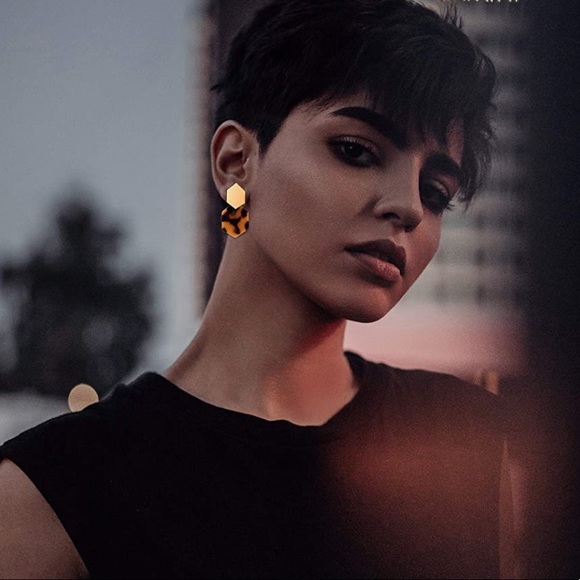 tortoise geometric acrylic drop earrings - Picture 3 of 6